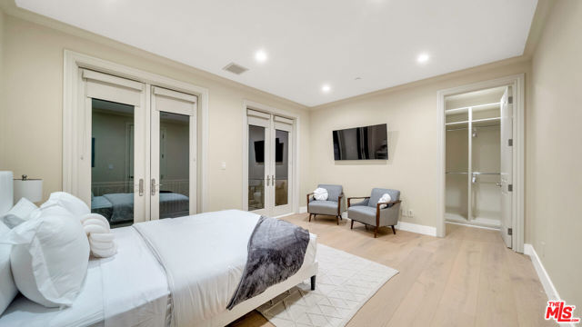 1447 San Ysidro Drive, Beverly Hills CA: https://media.crmls.org/mediaz/bf9b11f6-7fa2-4f9d-bfe3-83d604db754b.jpg