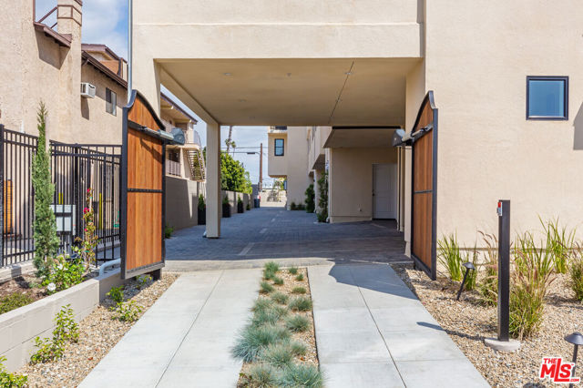 1248 S Bronson Avenue, Los Angeles CA: https://media.crmls.org/mediaz/bf9cc906-6db5-4015-ba92-7b968792226a.jpg