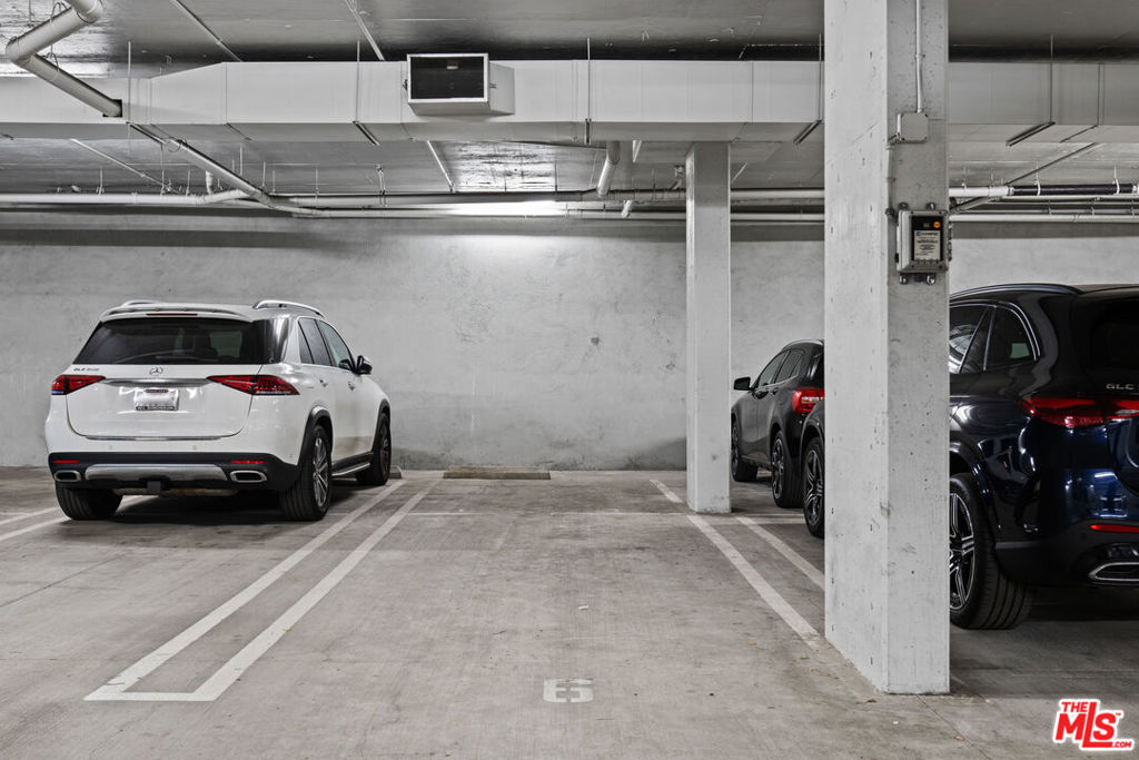 https://media.crmls.org/mediaz/bf9ce2e5-342c-4ff0-b3df-a5f10c0147dc.jpg?preset=X-Large