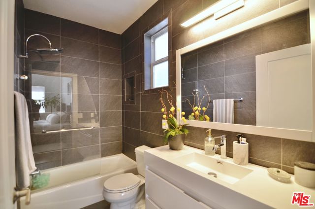 5703 Laurel Canyon Boulevard, Valley Village CA: https://media.crmls.org/mediaz/bf9d1d39-790a-4d1a-8590-815f2e3d8eea.jpg