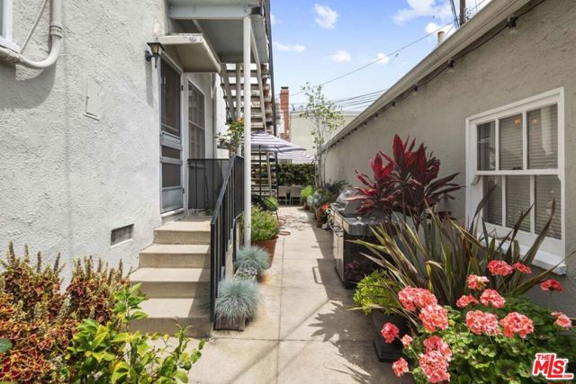 10366 Ashton Avenue, Los Angeles CA: https://media.crmls.org/mediaz/bf9d59fd-3204-490d-b50f-7a19777aeb94.jpg
