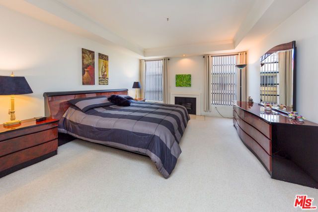 1851 Veteran Avenue, Los Angeles CA: https://media.crmls.org/mediaz/bf9db997-7feb-42f7-80c6-ab64a6850887.jpg