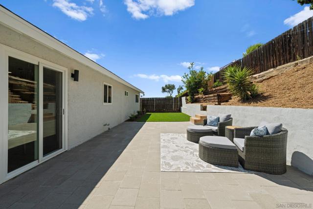 9117 Heatherdale St, Santee CA: https://media.crmls.org/mediaz/bf9dcaef-af13-469d-9eb5-3ff708f0b77c.jpg