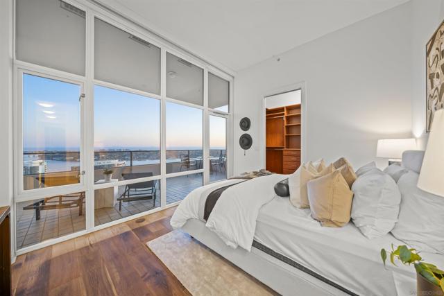 550 Front St, San Diego CA: https://media.crmls.org/mediaz/bf9e0e77-7adf-4139-904e-3ec041a91faa.jpg
