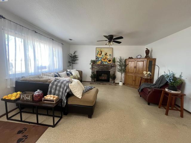1290 Orange Ave, Patterson CA: https://media.crmls.org/mediaz/bf9f7299-d7a4-4dc6-8283-183249027e16.jpg