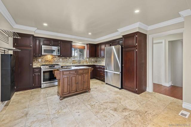 1973 Kinross Ct, Escondido CA: https://media.crmls.org/mediaz/bfa02b33-d8e1-41c1-b536-7d42d6ec79a8.jpg