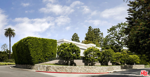 901 Oxford Way, Beverly Hills CA: https://media.crmls.org/mediaz/bfa155f4-b6bb-46f2-bf4f-032a7a713b1c.jpg