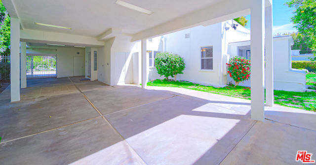 525 N Rexford Drive, Beverly Hills CA: https://media.crmls.org/mediaz/bfa2edc2-a37b-46c7-a821-f4ea1f2f07b2.jpg