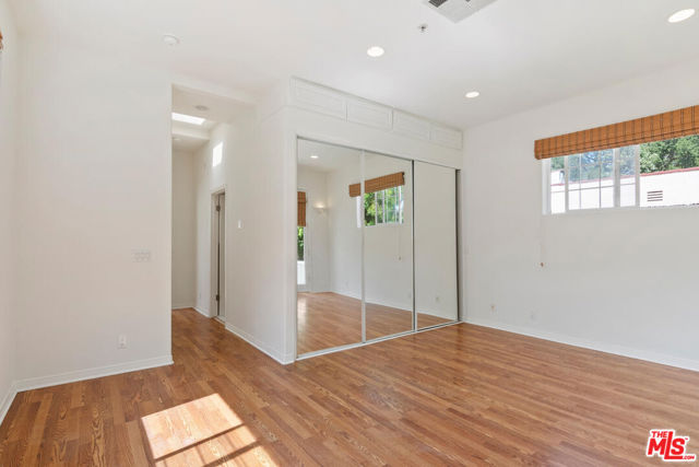 1710 Santa Paula Place, Glendale CA: https://media.crmls.org/mediaz/bfa48e37-63a6-4837-abab-f63b01fca7be.jpg