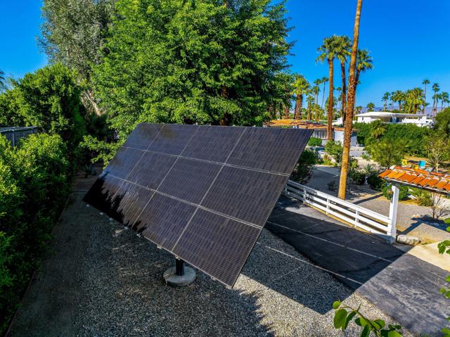 365 Camino Norte, Palm Springs CA: https://media.crmls.org/mediaz/bfa49ad5-8b79-42cf-af5c-2a1fa03dc83a.jpg