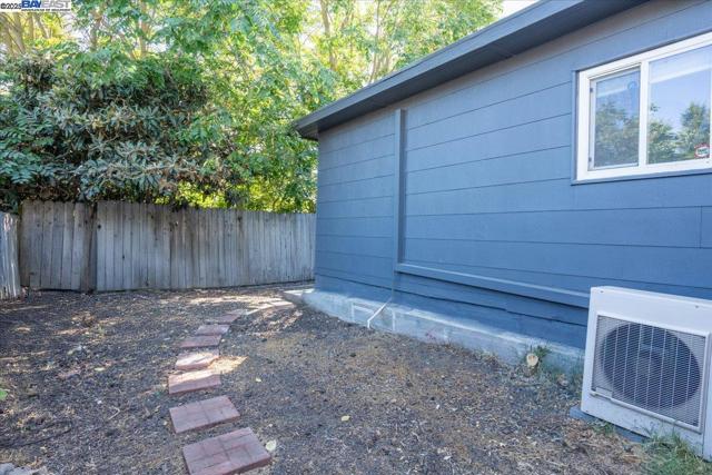2082 Overhill Rd, Concord CA: https://media.crmls.org/mediaz/bfa5b133-cd92-4f64-922b-dcab9e444700.jpg