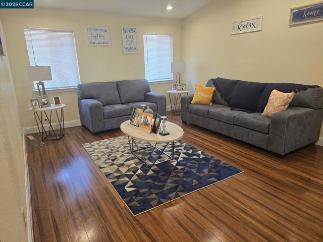 1818 Concord Ct, Concord CA: https://media.crmls.org/mediaz/bfa6c317-5fdb-4721-ad3e-473d02c52c84.jpg
