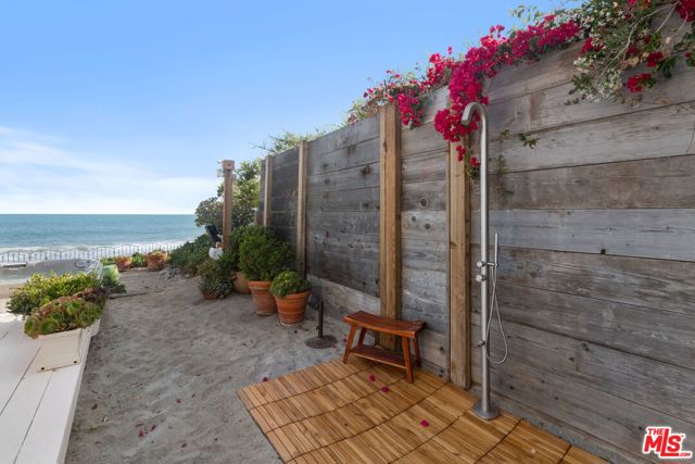 22416 Pacific Coast Highway, Malibu CA: https://media.crmls.org/mediaz/bfa7146f-af20-46c6-bf5d-34539ccdc951.jpg