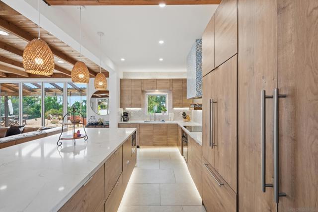 1047 Highland Dr, Del Mar CA: https://media.crmls.org/mediaz/bfa7683e-4ea7-40b9-bf90-1b01ef6b13cb.jpg