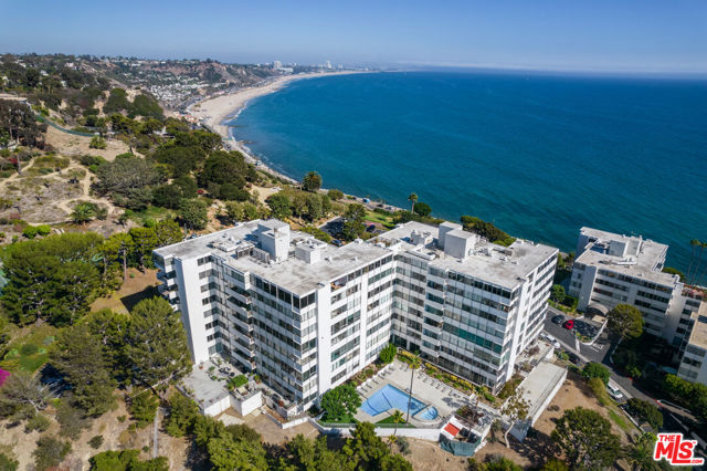 17350 W Sunset Boulevard 105 Pacific Palisades, California Enjoy Partial Ocean Views and Sunsets from this 2 bed 2 bath corner unit located in the desirable Edgewater Towers in Pacific Palisades! Spacious open floor plan with Double Master suites, large living area with fireplace and Expansive outdoor decks great for entertaining and dinning Al fresco. MOTIVATED SELLER, Investment opportunity!