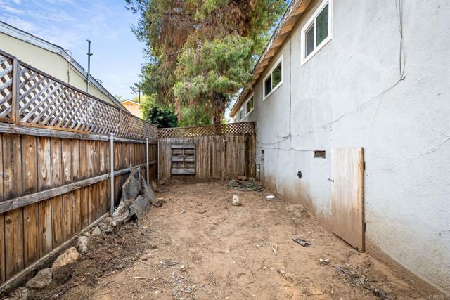 406 26 S Grape St, Escondido CA: https://media.crmls.org/mediaz/bfa7ccb7-e2e1-4830-b8ea-f9a062a7fb96.jpg