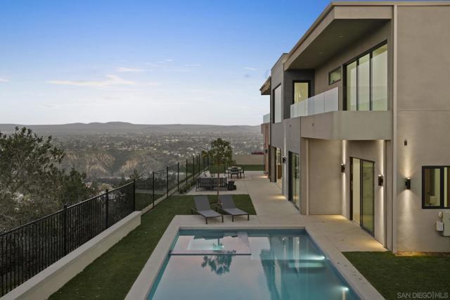 2448 Sagebrush Ct, La Jolla CA: https://media.crmls.org/mediaz/bfa83244-6b19-4302-bcfe-783a34911b3b.jpg