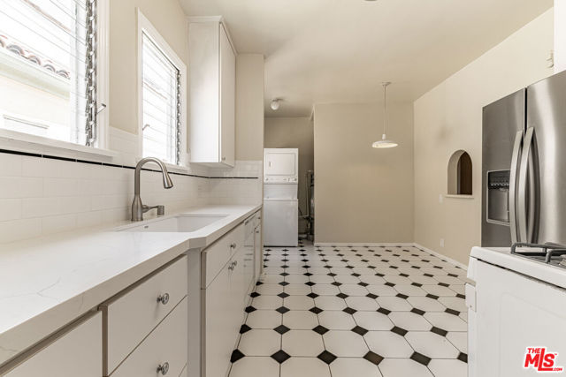 6101 Alcott Street, Los Angeles CA: https://media.crmls.org/mediaz/bfa9444a-22a5-4e79-90f8-c1df544aecb5.jpg