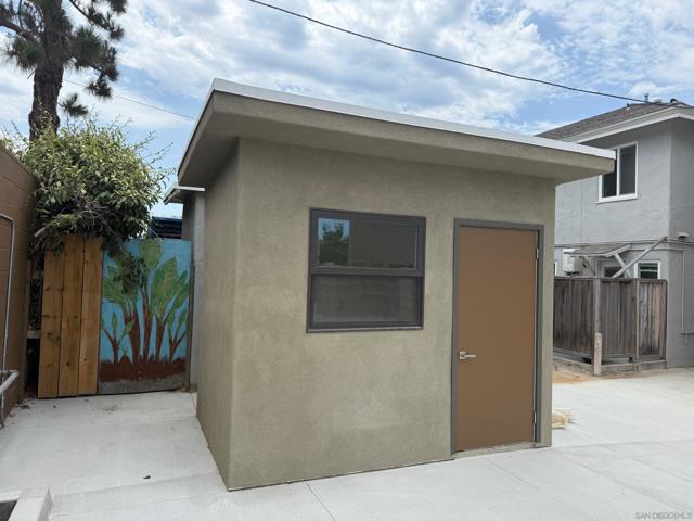 6051 La Jolla Hermosa Ave, La Jolla CA: https://media.crmls.org/mediaz/bfa9c916-d30e-471b-a5f5-1596c3249997.jpg