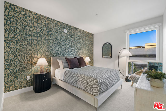 250 E Broadway, Long Beach CA: https://media.crmls.org/mediaz/bfab8c6c-d772-44ce-86c4-08665043a241.jpg