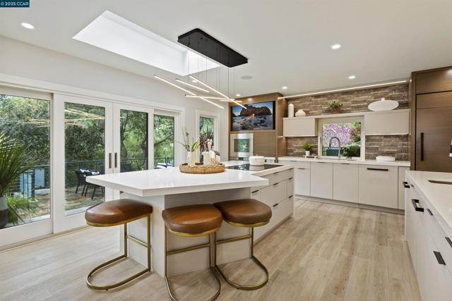 1121 Estates Dr, Lafayette CA: https://media.crmls.org/mediaz/bfac4695-a546-4413-b575-c164e8230cc5.jpg