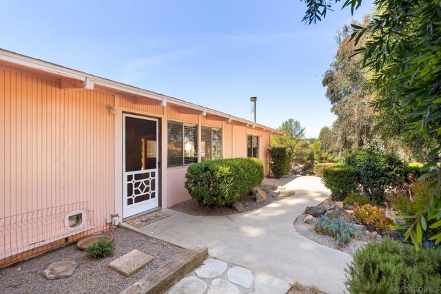 8968 Rocket Ridge Rd, Lakeside CA: https://media.crmls.org/mediaz/bfad5c2f-e6e2-4a94-8f92-d2497fd6e04a.jpg