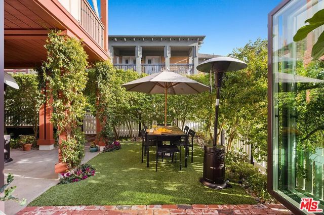 2584 Bungalow Place, Corona del Mar CA: https://media.crmls.org/mediaz/bfad5dfe-d7bb-466a-9a3a-8e905fc85085.jpg