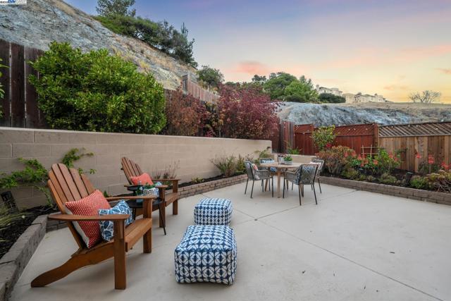 598 CRESTMONT DRIVE, Oakland CA: https://media.crmls.org/mediaz/bfad6d0c-1c1c-4af0-a41c-6de22aae4b94.jpg
