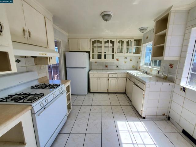 766 38Th St, Richmond CA: https://media.crmls.org/mediaz/bfaee17a-611c-4f9c-8036-833ff9eabb51.jpg