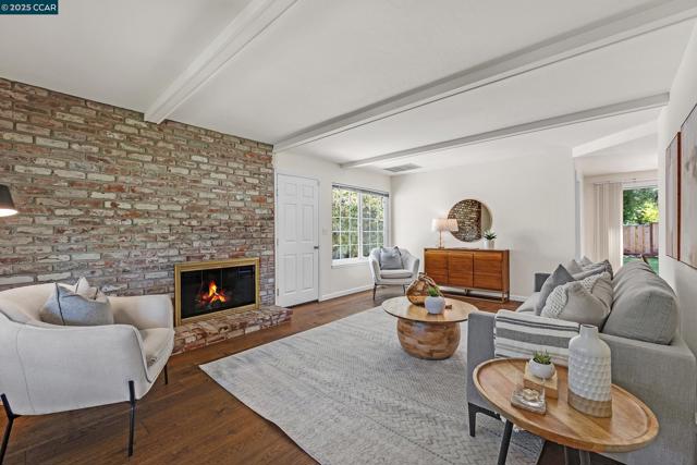 222 Scotts Mill Ct, Danville CA: https://media.crmls.org/mediaz/bfaf1cd7-62db-4c85-b2c0-5d3e9c82d41a.jpg