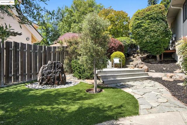 25 Holyrood Manor, Oakland CA: https://media.crmls.org/mediaz/bfaf4d75-b2d0-479d-88d0-f8e1cddf0f64.jpg