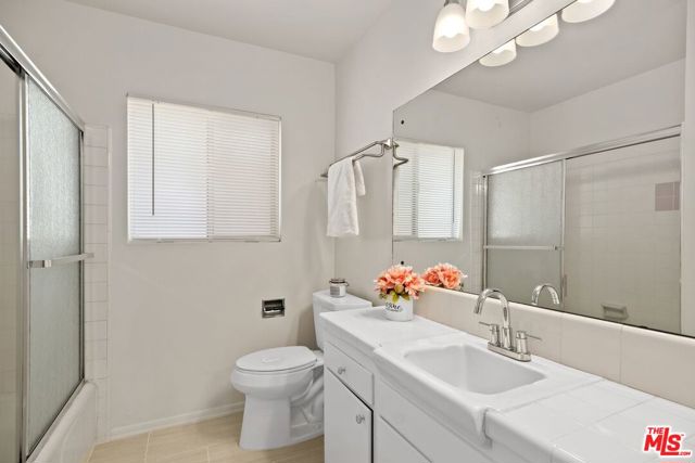 5804 S kings Road, Los Angeles CA: https://media.crmls.org/mediaz/bfaf5065-cb65-4a0e-942f-5fdabf97bba8.jpg