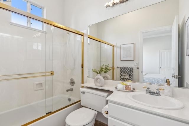3879 Blackstone Ct, Castro Valley CA: https://media.crmls.org/mediaz/bfb3eff9-fb91-4e5b-b00d-b628a5fafdea.jpg