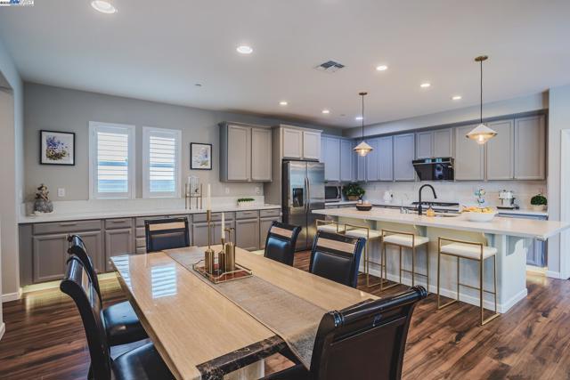 2239 Jessica Way, Tracy CA: https://media.crmls.org/mediaz/bfb42518-28da-48fc-be08-6a008647c2e4.jpg