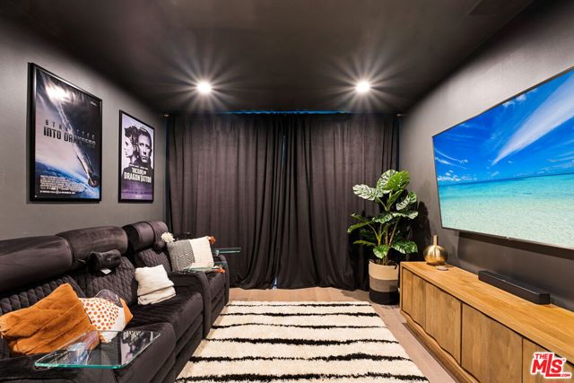 5325 Collingwood Circle, Calabasas CA: https://media.crmls.org/mediaz/bfb4da27-9f41-4089-979c-8283a6924c4f.jpg