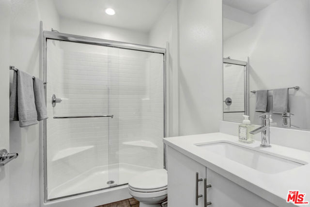 13135 Victory Boulevard photo 11