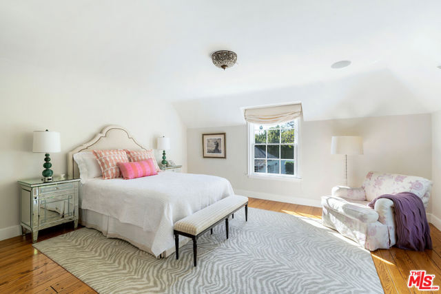615 Trenton Drive, Beverly Hills CA: https://media.crmls.org/mediaz/bfb533e1-c7c9-4640-95c6-eec217e9f18c.jpg