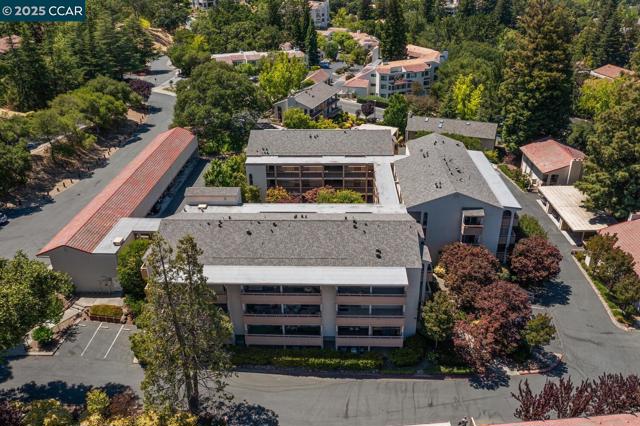 4033 Terra Granada Dr, Walnut Creek CA: https://media.crmls.org/mediaz/bfb676b1-feaf-44ec-add1-c4aa2f8e2417.jpg