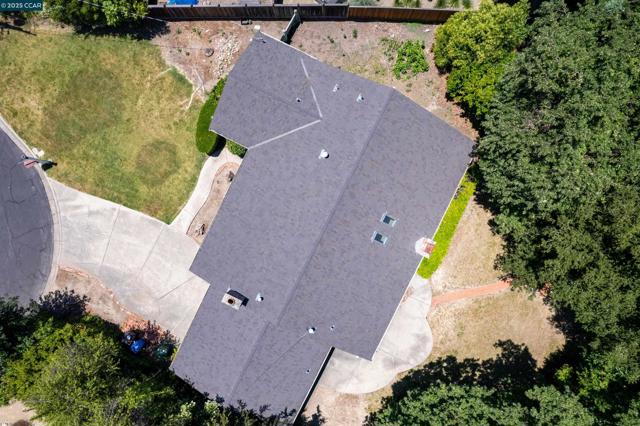 18 Garden Estates Ct, Alamo CA: https://media.crmls.org/mediaz/bfb6f079-6422-4423-bbc1-106c63863edd.jpg