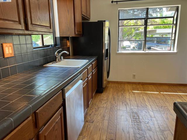 3242 Monika Ln, Hayward CA: https://media.crmls.org/mediaz/bfb7efe2-e604-4fcf-8102-84bf1e84c85d.jpg