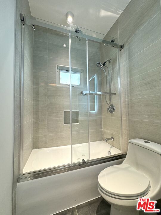 151 N Swall Drive, Beverly Hills CA: https://media.crmls.org/mediaz/bfba1d7a-eefb-4b45-8eb3-a1c51268c77a.jpg