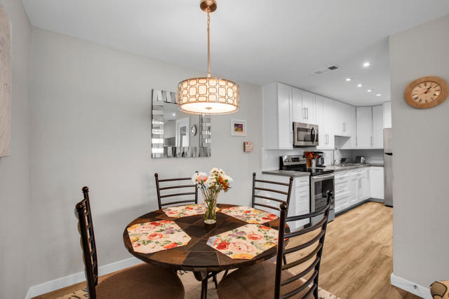 675 N Los Felices W Circle, Palm Springs CA: https://media.crmls.org/mediaz/bfba6830-17fa-4c22-91ed-c0ba4ef886a9.jpg