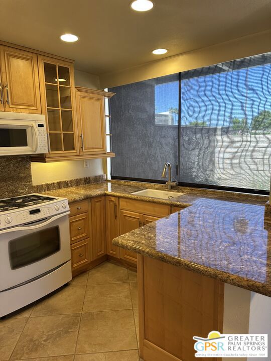 867 N Calle De Pinos, Palm Springs CA: https://media.crmls.org/mediaz/bfba9d0e-2b59-4b27-9606-d5ca7b2f32e9.jpg