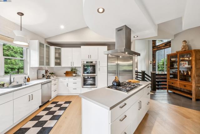 2005 TUNNEL RD, Oakland CA: https://media.crmls.org/mediaz/bfbac713-423d-4f88-b166-d108e2d5098e.jpg