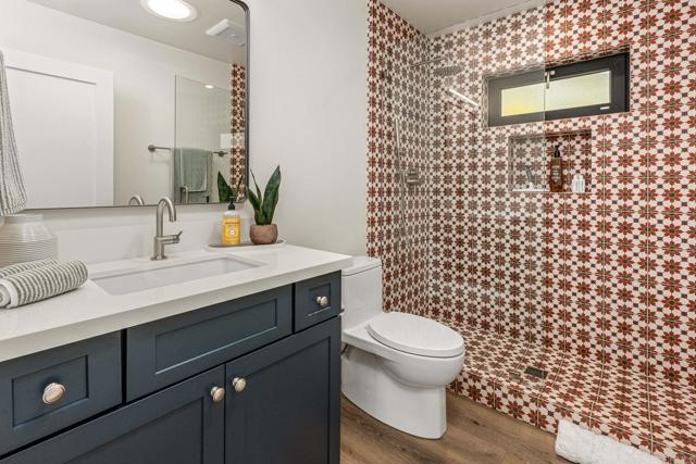 Detail Gallery Image 12 of 39 For 2087 via Ladeta, La Jolla,  CA 92037 - 2 Beds | 2 Baths