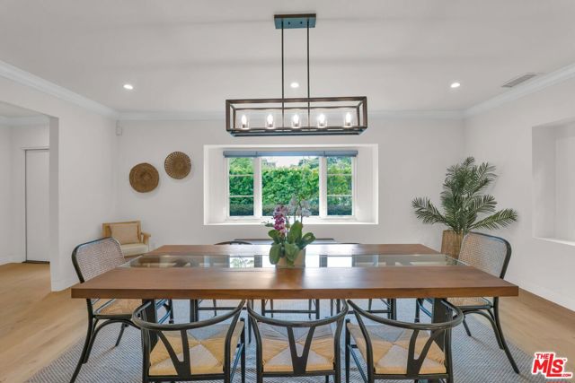 602 S Lucerne Boulevard, Los Angeles CA: https://media.crmls.org/mediaz/bfbbd85a-f687-461c-8cc0-4e2d65a4983e.jpg