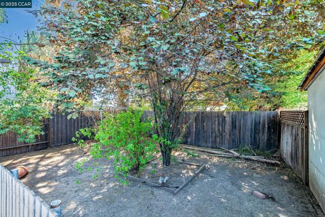 1971 Emerald St, Concord CA: https://media.crmls.org/mediaz/bfbd3a27-83cd-4da6-86a8-83be1fc9f253.jpg