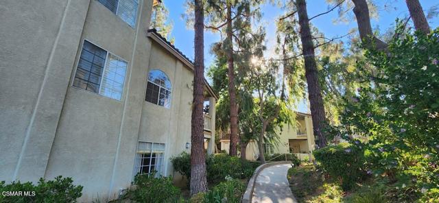 637 Indian Oak Lane, Oak Park CA: https://media.crmls.org/mediaz/bfbd6027-b667-4f88-bb6b-76a68a4ea2a0.jpg