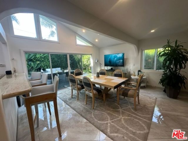 425 Sunridge Street, Playa del Rey CA: https://media.crmls.org/mediaz/bfbe0da0-dd92-42d5-a09d-330e038f20b3.jpg