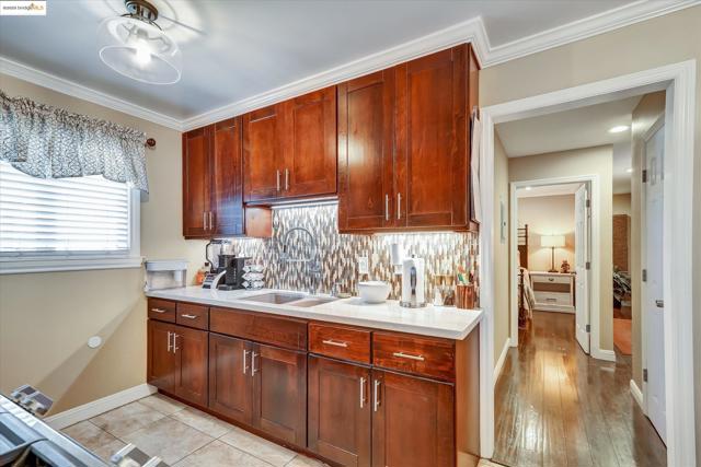 6610 Bancroft Avenue, Oakland CA: https://media.crmls.org/mediaz/bfbe6343-74ef-4682-b835-f1be075f071c.jpg